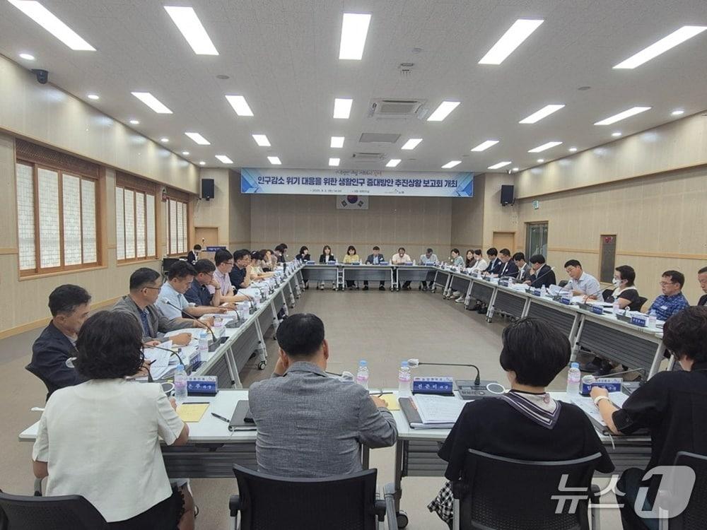 본문 이미지 - 김제시가 2일 생활인구 증대방안 추진상황 보고회를 갖고 있다.&#40;김제시 제공. 재판매 및 DB금지&#41;