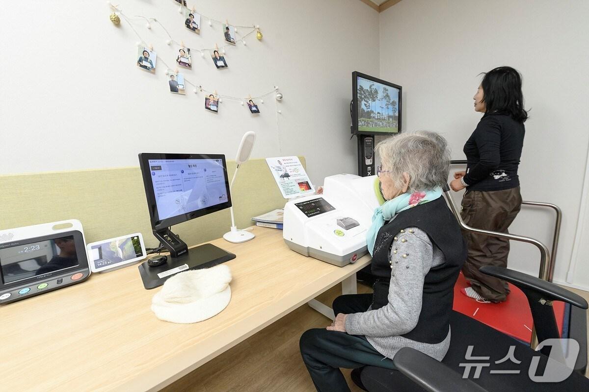 본문 이미지 - 스마트경로당에서 건강관리 중인 어르신들.(양천구 제공)