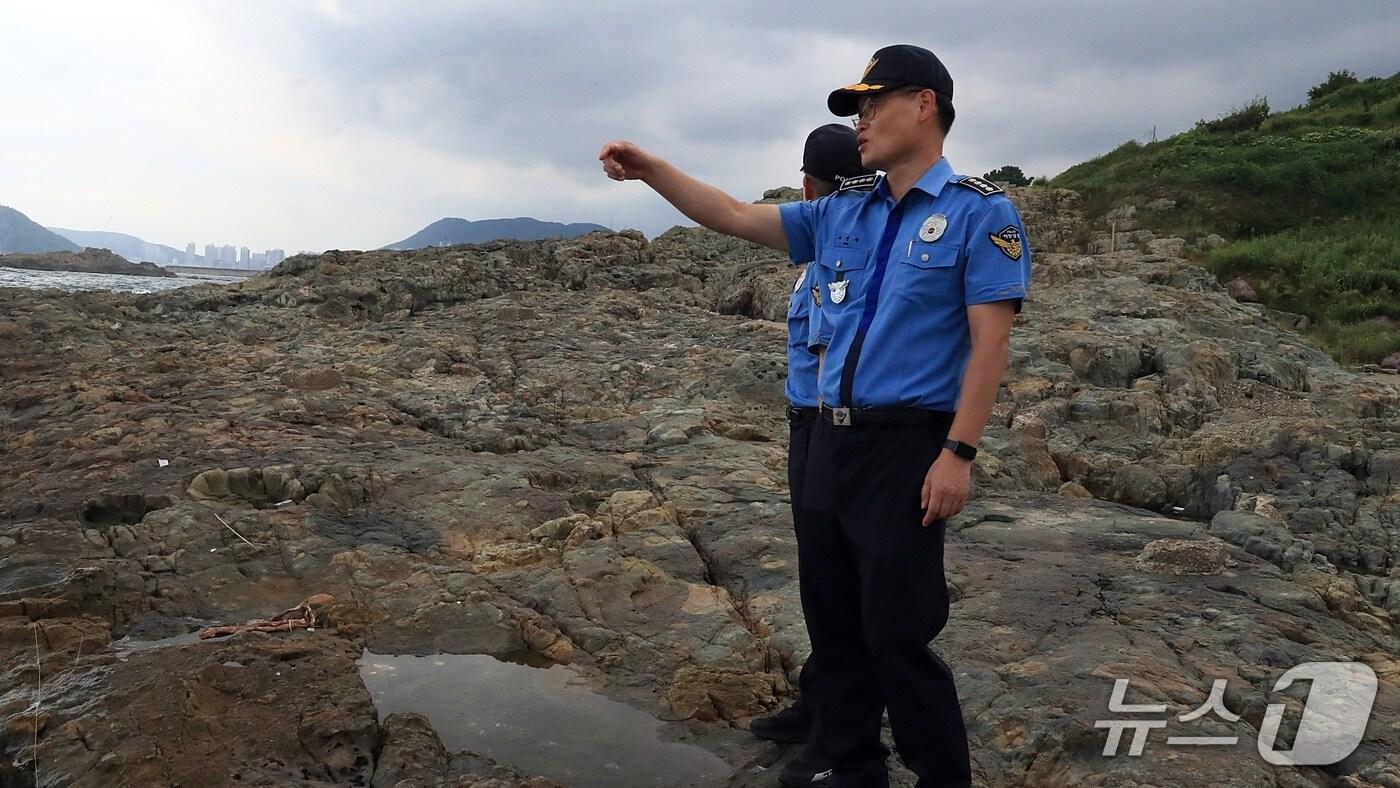 서정원 부산해경서장이 2일 광안리해수욕장을 찾아 물놀이 사고 예방을 위한 안전 점검에 나서고 있다.&#40;부산해경 제공. 재판매 및 DB금지&#41;