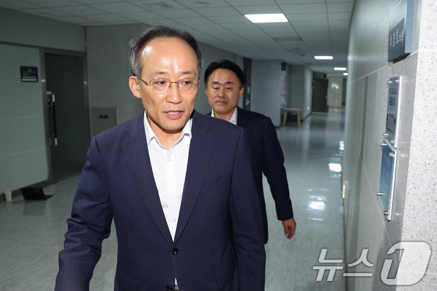 추경호 국민의힘 의원이 2일 오후 서울 여의도 국회 의원회관에 압수수색 중인 자신의 의원실로 들어가고 있다. 2025.9.2/뉴스1 ⓒ News1 신웅수 기자