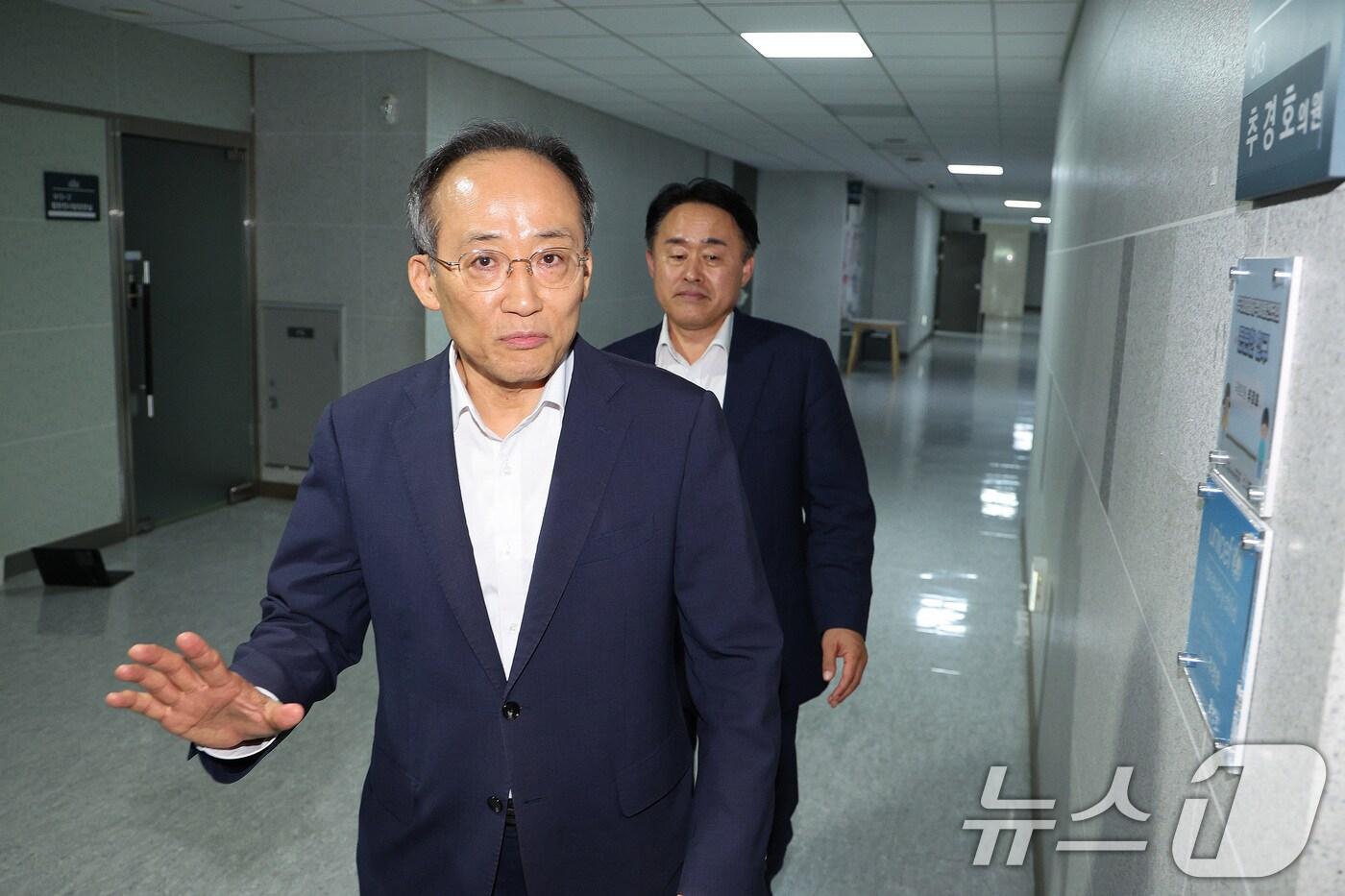 본문 이미지 - 추경호 국민의힘 의원이 2일 오후 서울 여의도 국회 의원회관에 압수수색 중인 자신의 의원실로 들어가고 있다. 2025.9.2/뉴스1 ⓒ News1 신웅수 기자