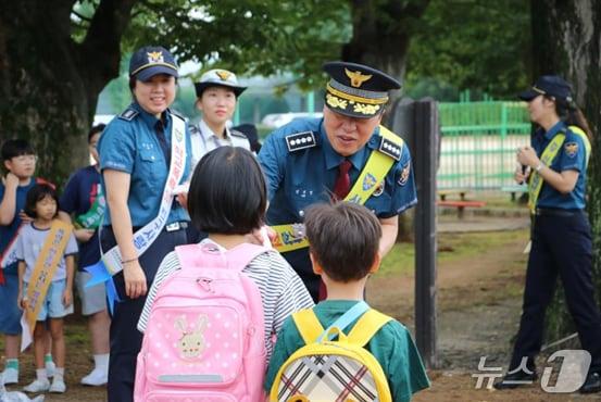 본문 이미지 - 대전유성경찰서는 2일 오전 대전 학하초등학교 앞에서 어린이 교통사고 예방을 위한 교통안전 캠페인을 펼쳤다. (대전경찰청 제공. 재판매 및 DB금지)2025.9.2/뉴스1