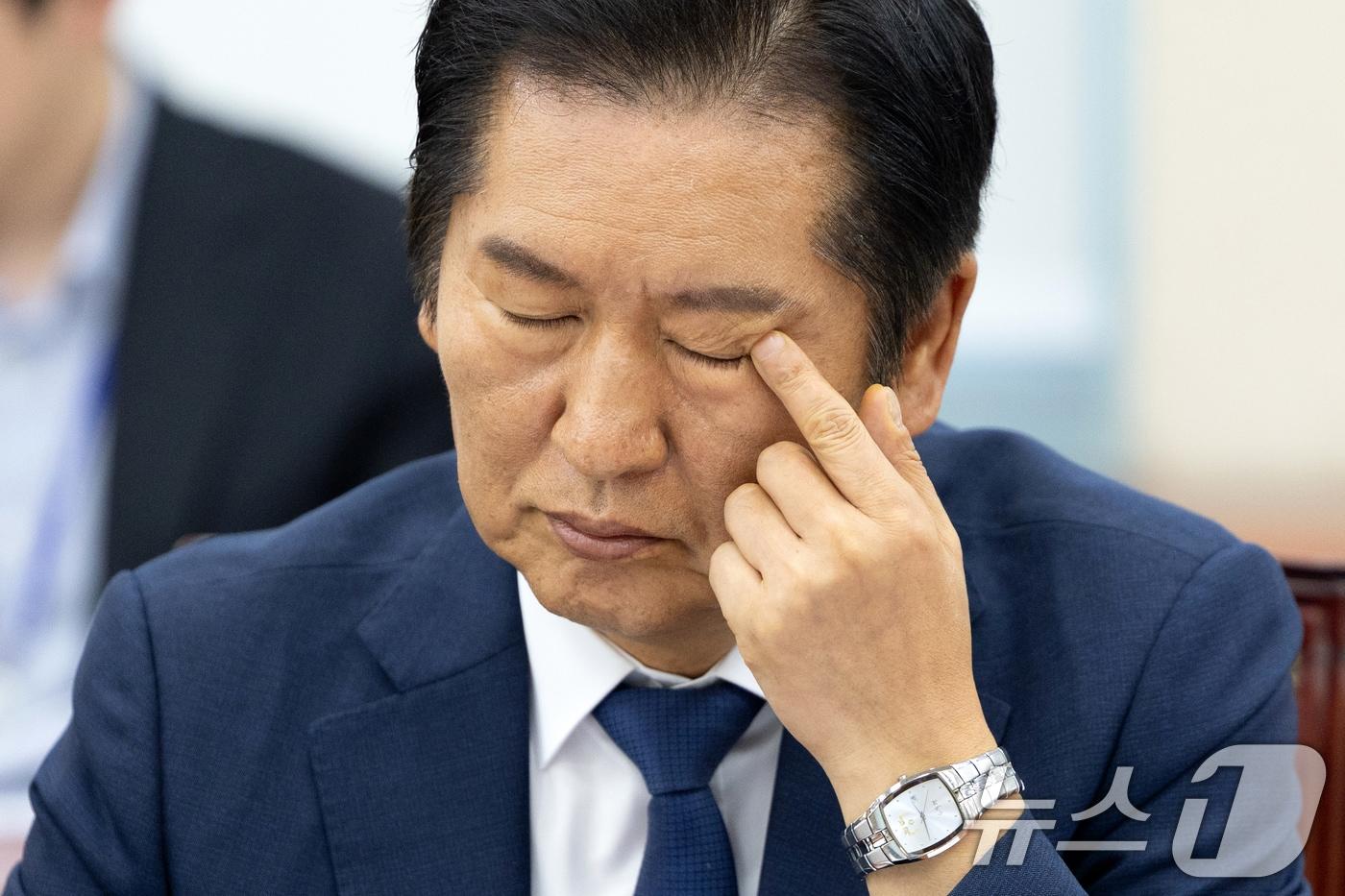 2일 서울 여의도 국회에서 열린 제429회 국회&#40;정기회&#41; 국방위원회 제1차 전체회의에서 정청래 민주당 국방위원이 눈가를 만지고 있다. 2025.9.2/뉴스1 ⓒ News1 이승배 기자