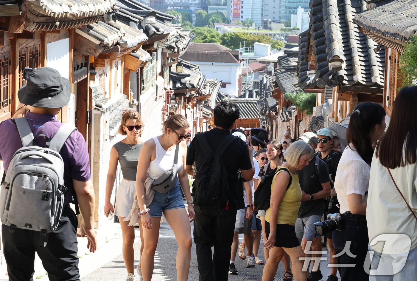 2일 오후 서울 종로구 북촌을 찾은 외국인 관광객들이 한옥마을을 관람하고 있다ⓒ News1 장수영 기자