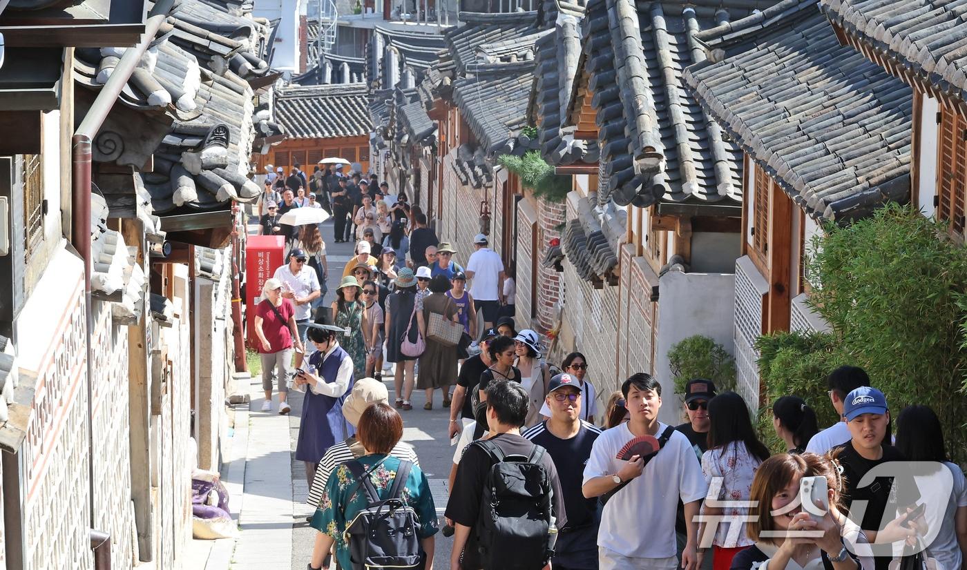 본문 이미지 - 서울 종로구 북촌을 찾은 외국인 관광객들이 한옥마을을 관람하고 있다.(사진은 기사와 무관) 2025.9.2 ⓒ 뉴스1 장수영 기자
