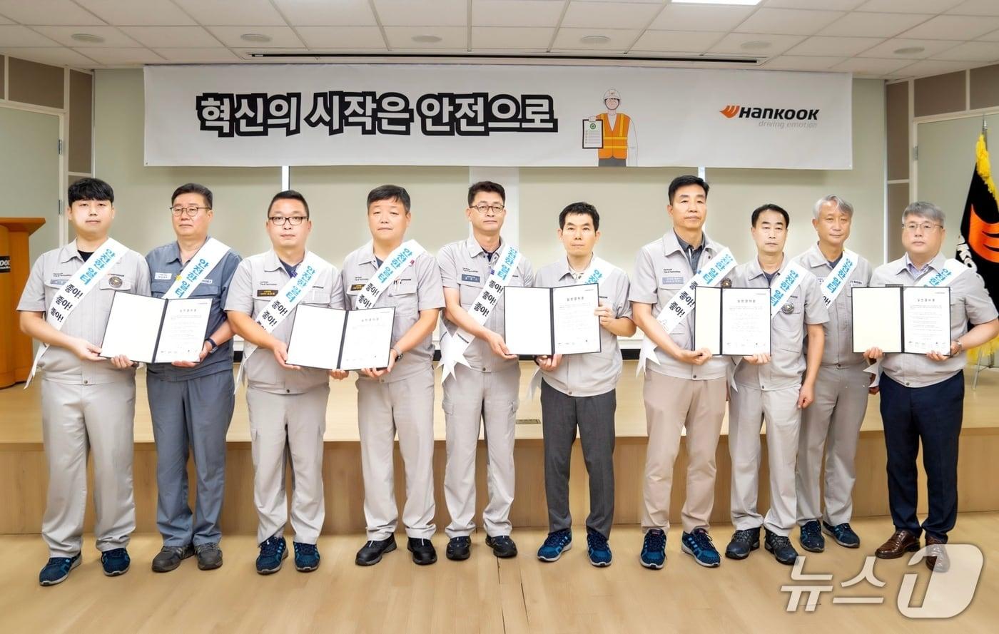 본문 이미지 -  한국타이어앤테크놀로지 대표이사 안종선 사장(오른쪽 다섯 번째) 및 한국노총 한국타이어앤테크놀로지노동조합 현복환 위원장(일곱번째) 등 노사 관계자 결의문 서명 기념 촬영.(한국타이어 제공) 