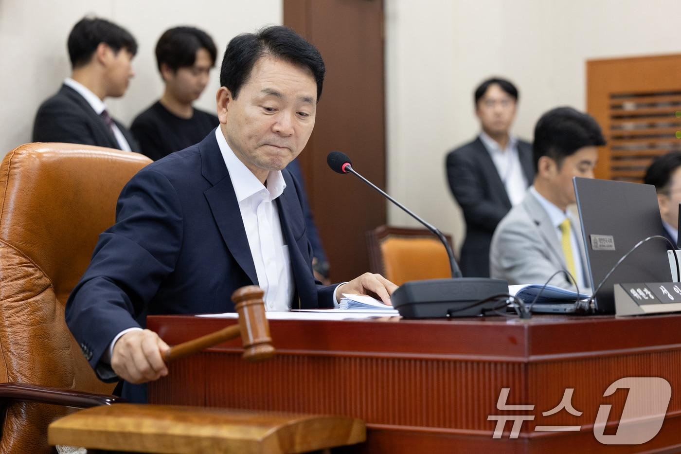 국민의힘 소속 성일종 국회 국방위원장이 지난 9월 2일 서울 여의도 국회에서 열린 제1차 전체회의에서 2024년도 국정감사 결과보고서 채택의 건을 의결하고 있다. 2025.9.2/뉴스1 ⓒ News1 이승배 기자