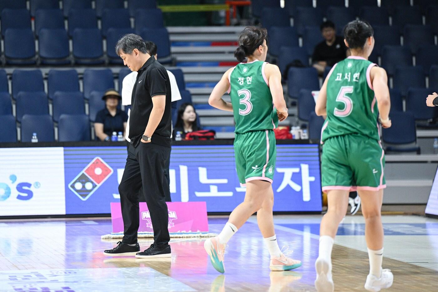 이상범 감독&#40;왼쪽&#41;이 이끄는 부천 하나은행이 2일 열린 2025 BNK금융 박신자컵 조별리그 B조 2차전에서 덴소에 대패했다. &#40;WKBL 제공&#41;