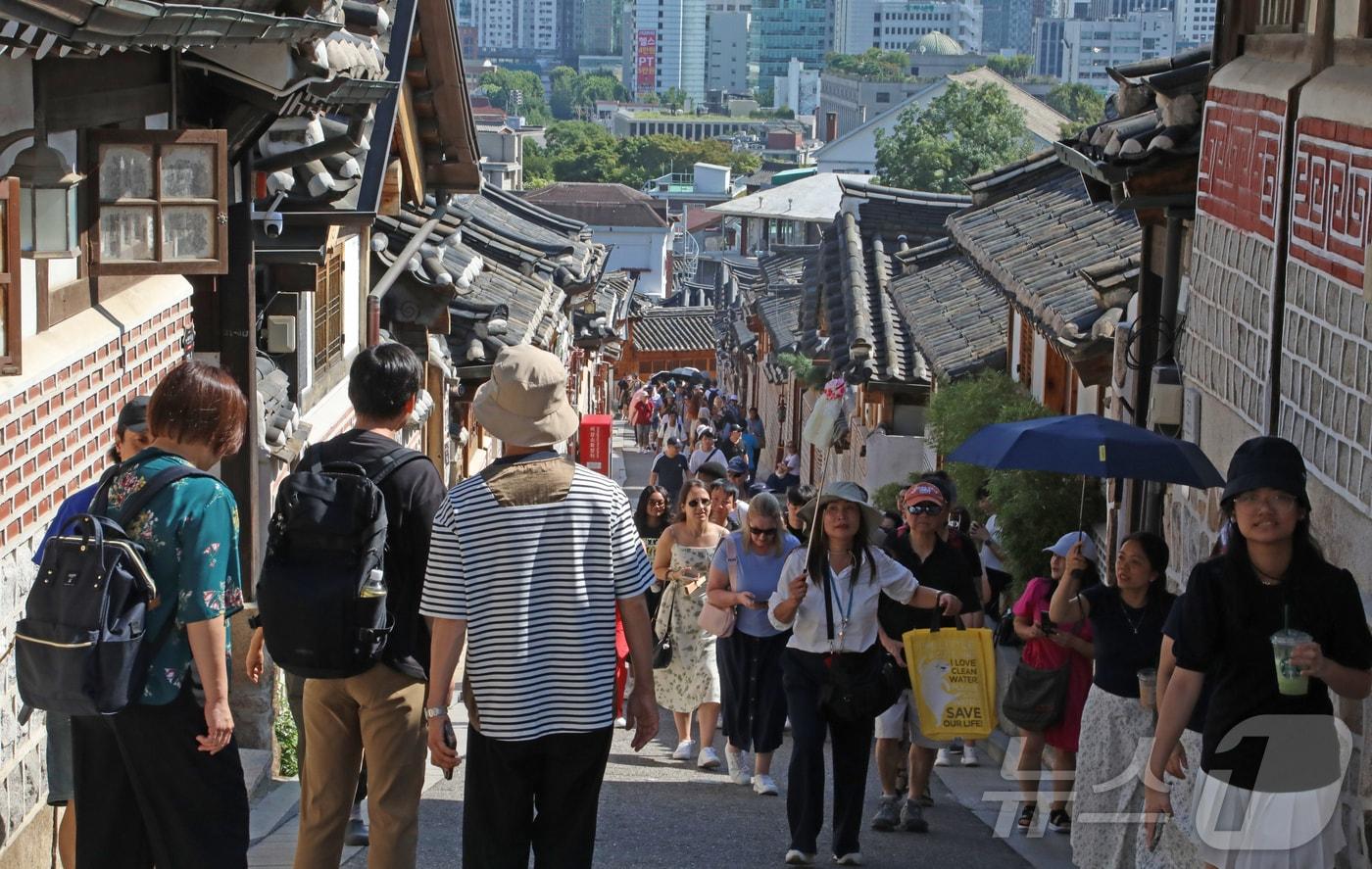 9월 2일 오후 서울 종로구 북촌에서 외국인 관광객들이 거리를 지나며 한옥마을을 관람하고 있다. 2025.9.2/뉴스1 ⓒ News1 권준언 기자