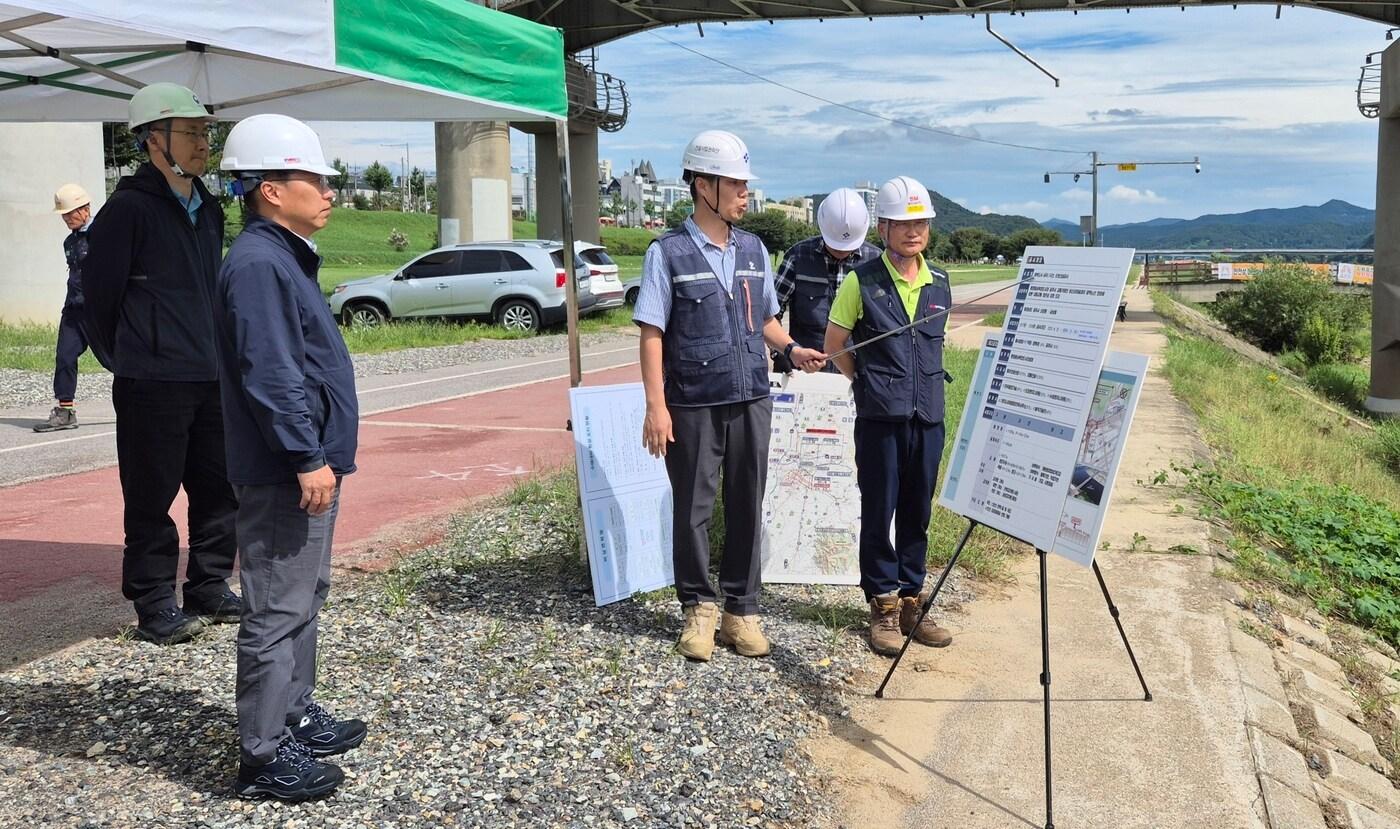 강주엽 행정중심복합도시건설청(앞줄 왼쪽에서 첫번째)이 공주 제2금강교 공사현장을 방문하여 안전관리 실태를 점검하고 있다.(행복청 제공).뉴스1 ⓒ News1