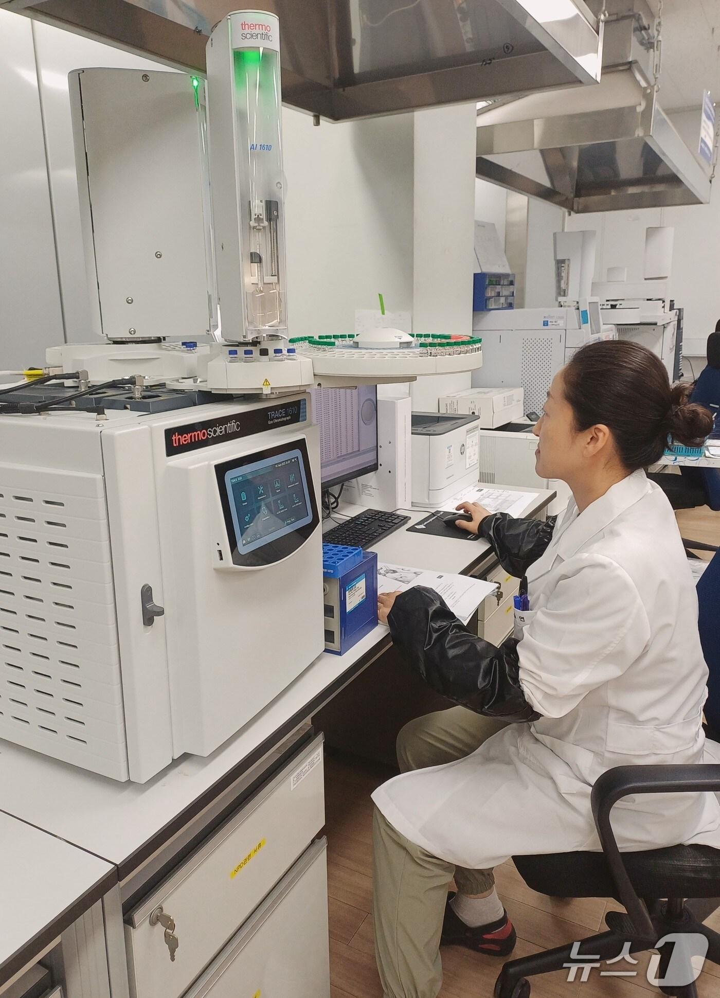 본문 이미지 - 한강청 측정분석과 연구사가 지하수 측정망에서 채취한 시료를 분석하고 있다.(한강청 제공)