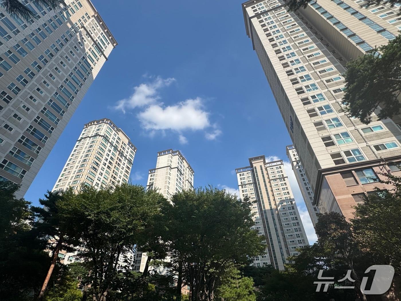 본문 이미지 - 서울 서초구 &#39;반포자이&#39; 단지 내부. 지난해 11월 우즈베키스탄 국적 외국인이 반포자이 전용면적 244㎡를 74억 원에 구매해 화제가 됐다.  /뉴스1 ⓒ News1 윤주현 기자