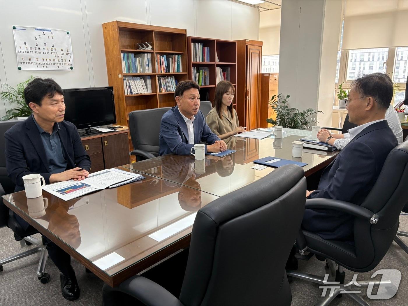 본문 이미지 - 강임준 군산시장이 2일 세종시 산업부를 방문해 새만금 RE100 산단 조기 지정을 건의하고 있다.&#40;군산시 제공. 재판매 및 DB금지&#41;