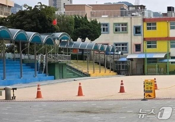 본문 이미지 - 최근 서울 용산구의 한 초등학교에 중국 국기인 '오성홍기'가 걸린 사진이 사회관계망서비스(SNS)를 중심으로 확산했다.(엑스 갈무리)
