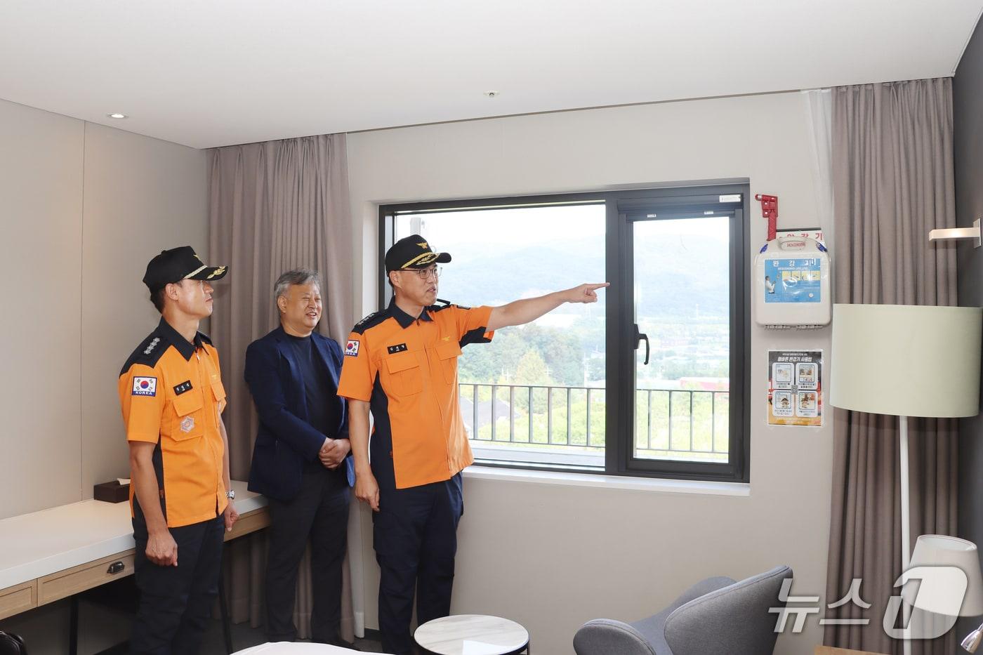 김재병 경기도소방재난본부장(오른쪽)이 '숙박시설 화재 안전 주간'으로 설정한 지난 7~8월 도내 한 숙박시설을 방문해 화재 취약 요인을 점검하고 있다. (경기도소방재난본부 제공. 재판매 및 DB 금지) 2025.9.2/뉴스1