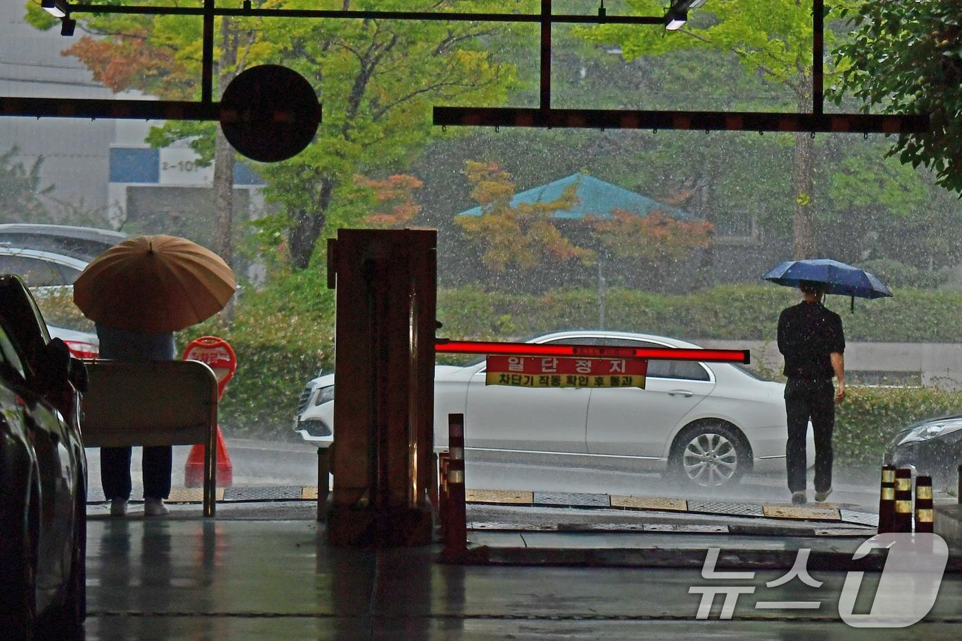 2일 경북 포항시 전역 국지성 소나기가 쏟아지자 포항시청을 찾았던 민원인이 힘겨운 발길을 옮기고 있다. 2025.9.2/뉴스1 ⓒ News1 최창호 기자