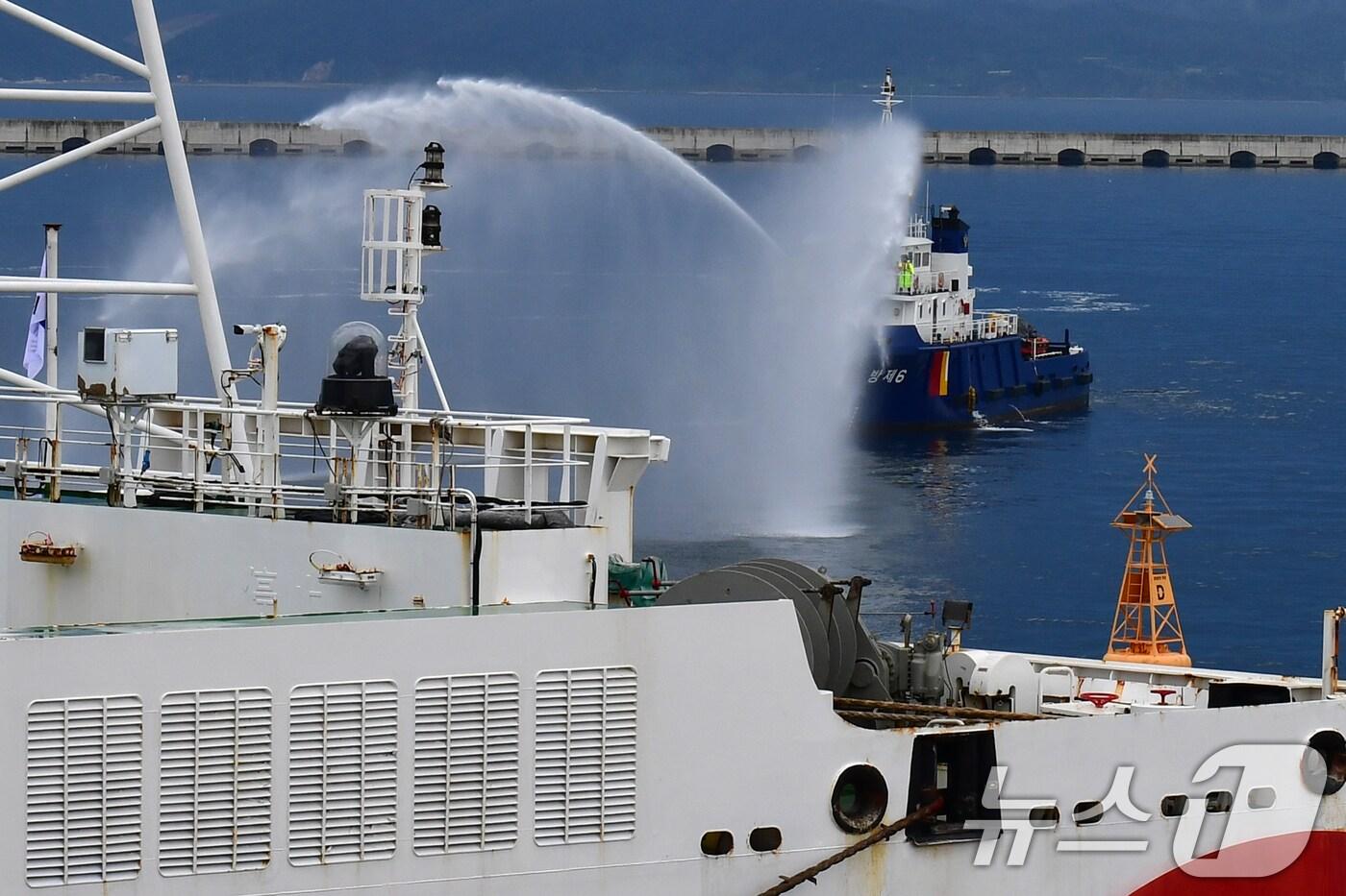 지난 2일 오후 경북 포항시 북구 영일만항에서 실시된 크루즈선 화재 진화 및 해상 인명 구조훈련에서 포항해경이 화재를 진압을 위해 소화포를 쏘고 있다. 이날 훈련은 APEC 기간 동안 세계 각국 경제인들이 숙소로 사용할 크루즈선에서 화재가 발생한 것을 가정해 소방, 해경, 해군, 해병대가 참여했다. 2025.9.2/뉴스1 ⓒ News1 최창호 기자