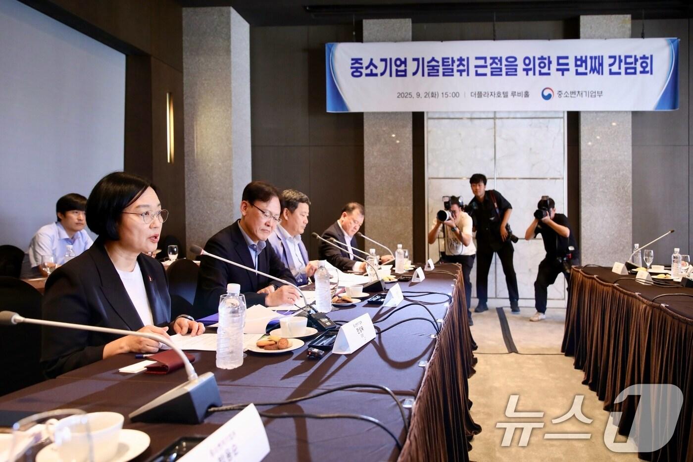 한성숙 중소벤처기업부 장관이 2일 서울 중구 더플라자호텔에서 열린 &#39;중소기업 기술탈취 근절을 위한 두 번째 간담회&#39;에서 인사말을 하고 있다. &#40;중소벤처기업부 제공. 재판매 및 DB 금지&#41; 2025.9.2/뉴스1