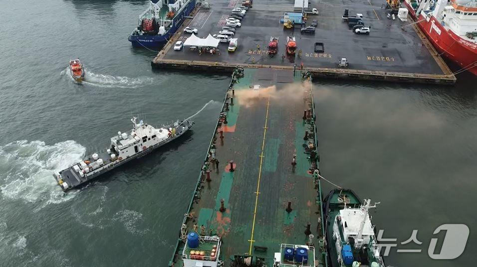 본문 이미지 - 울산해양경찰서는 2일 울산항 일반부두 해상에서 바지선박에 적재된 전기차량(건설장비) 화재를 가정한 합동 대응 훈련을 실시했다.(울산해경 제공. 재판매 및 DB금지)