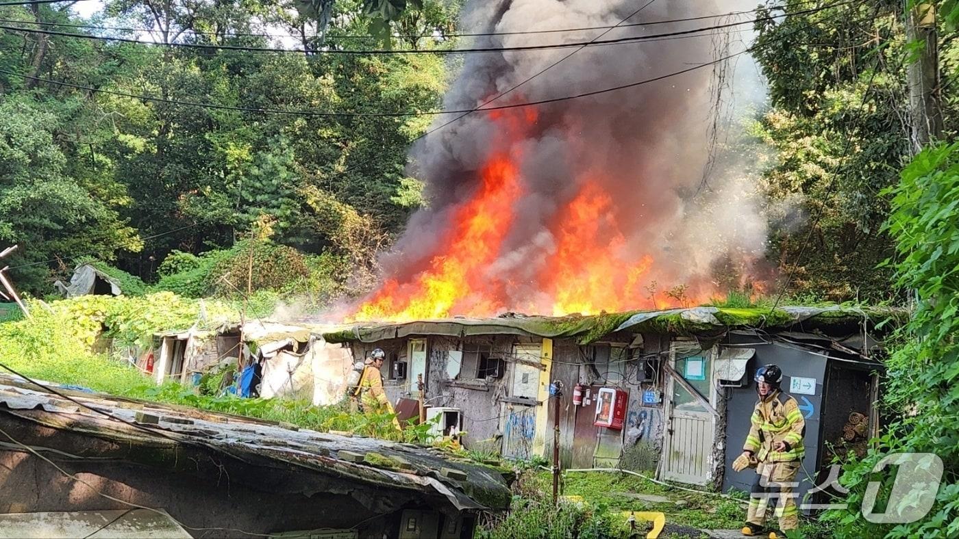 서울 강남구 구룡마을에서 화재가 발생해 소방이 진화에 나서고 있다.&#40;독자 제공&#41;