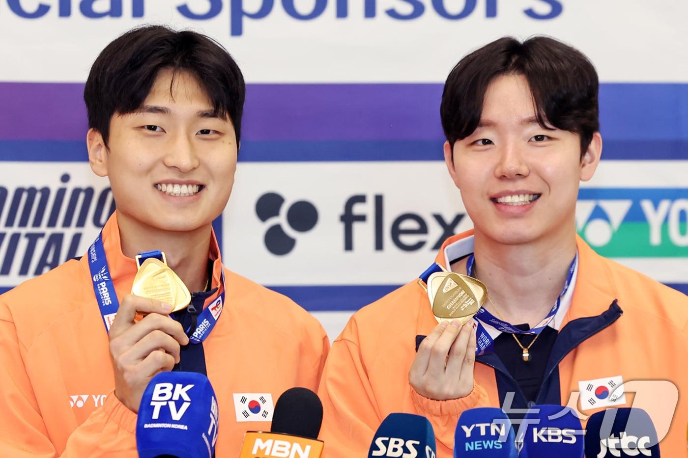 배드민턴 세계선수권 남자 복식 정상에 오른 서승재&#40;오른쪽&#41;와 김원호가 2일 오후 인천국제공항을 통해 귀국해 금메달을 들어보이고 있다.  2025.9.2/뉴스1 ⓒ News1 민경석 기자