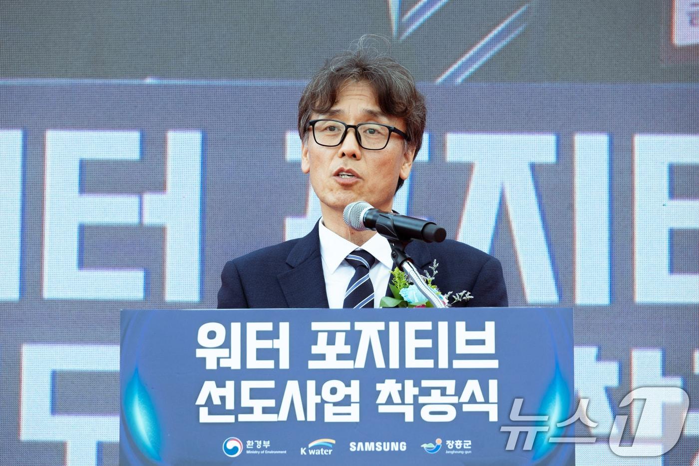 본문 이미지 - 금한승 기후에너지환경부 제1차관이 전남 장흥군 소재 장흥댐 상류에 위치한 신풍습지에서 열린 워터 포지티브 선도사업 착공식에 참석해 환영사를 하고 있다. (기후에너지환경부 제공. 재판매 및 DB 금지) 2025.9.2 ⓒ 뉴스1