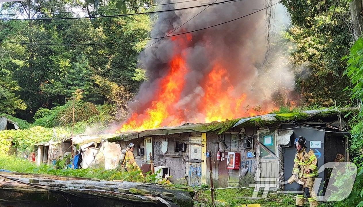 본문 이미지 - 2일 오후 서울 강남구 구룡마을에서 화재가 발생해 소방대원이 진화작업을 벌이고 있다.&#40;독자 제공. 재판매 및 DB 금지&#41; 2025.9.2/뉴스1