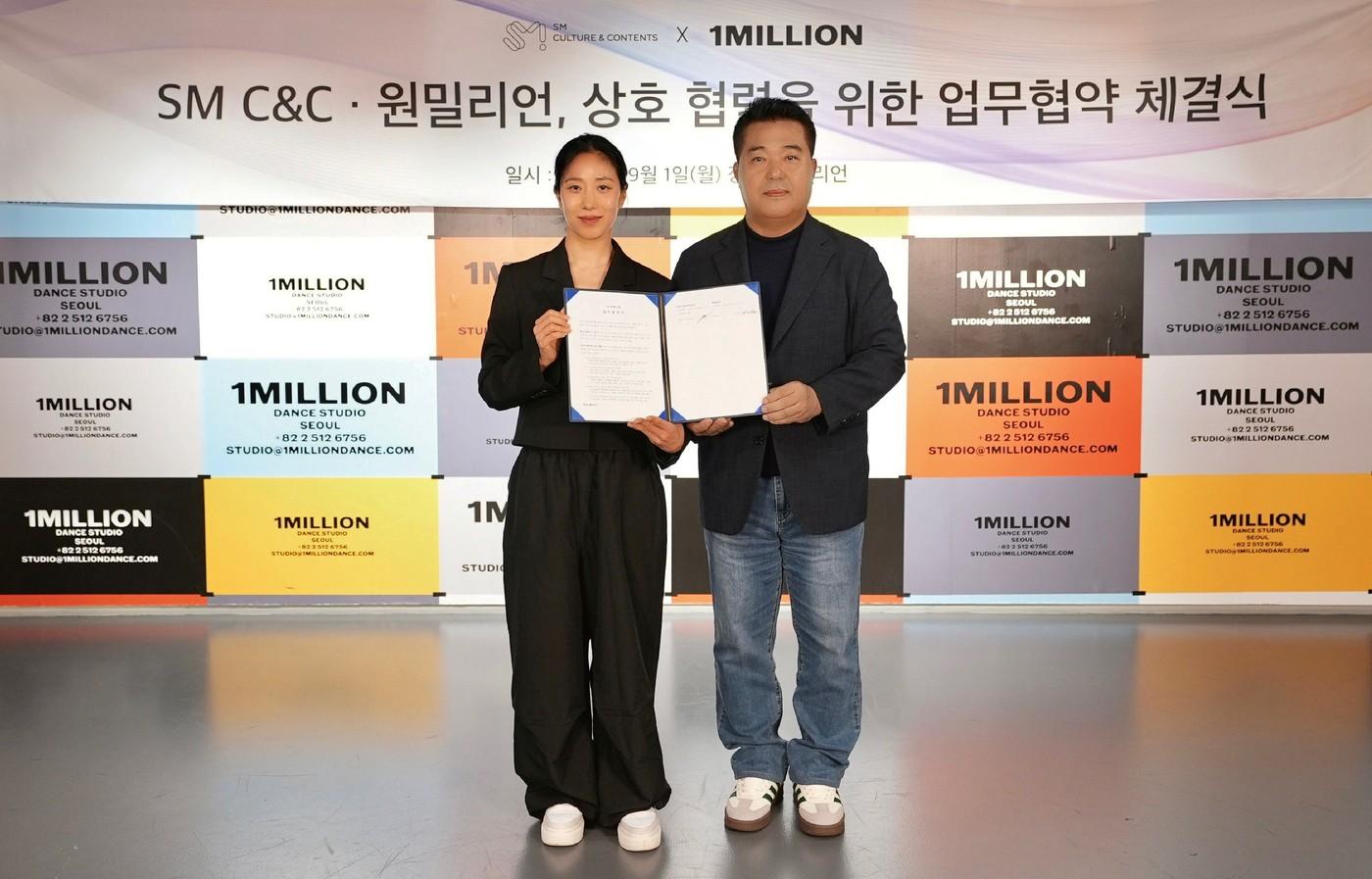 리아킴 원밀리언 대표(왼쪽)와 박태현 SM C&C 대표이사