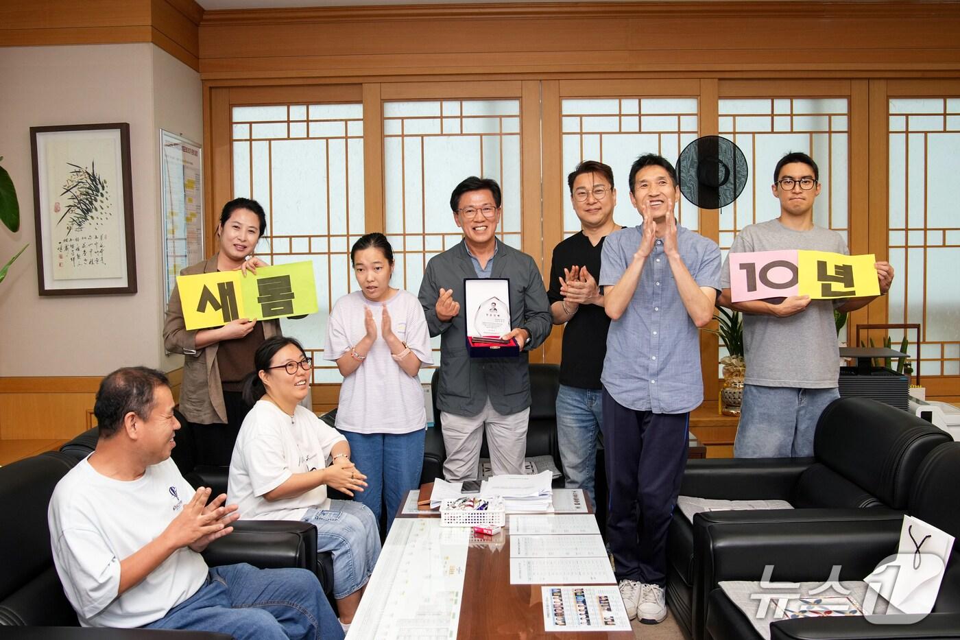 2일 이명연 전북도의원이 새롬장애인주간이용센터로부터 감사패를 전달 받고 기념 촬영을 하고 있다.(전북도의회 제공. 재판매 및 DB금지)/뉴스1  