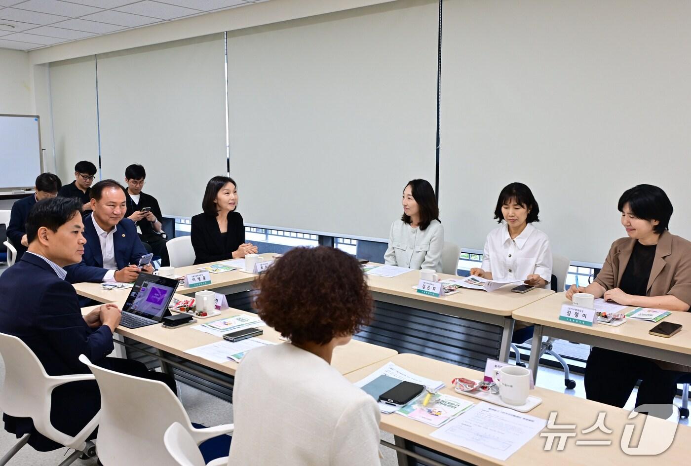 동대문 1인가구지원센터서 현황 청취중인 최호정 의장의 모습.&#40;서울시의회 제공&#41;