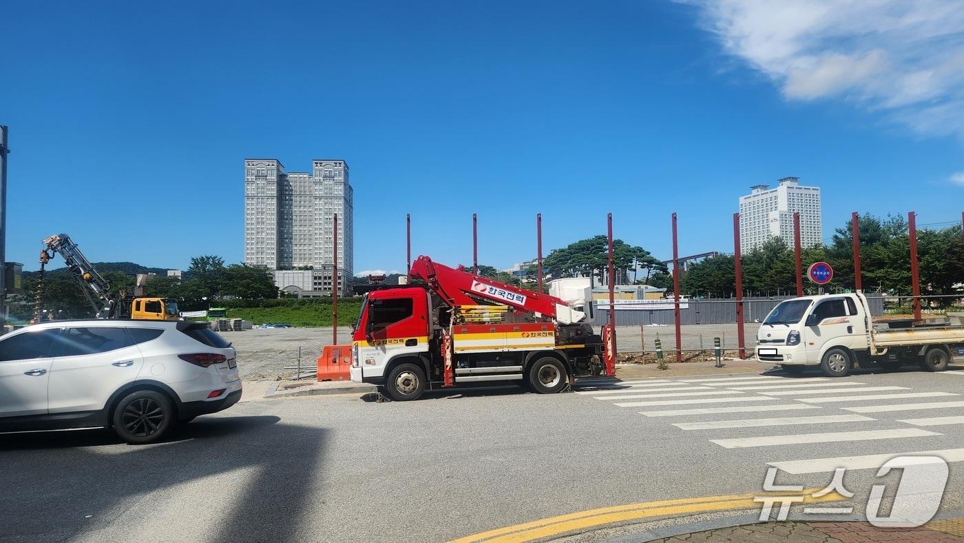 서산 호수공원 초록광장 조성 공사 현장에 전선 케이블이 끊어져 한전 관계자들이 복구 중인 모습. (독자제공, 재판매 및 DB금지) / 뉴스1 