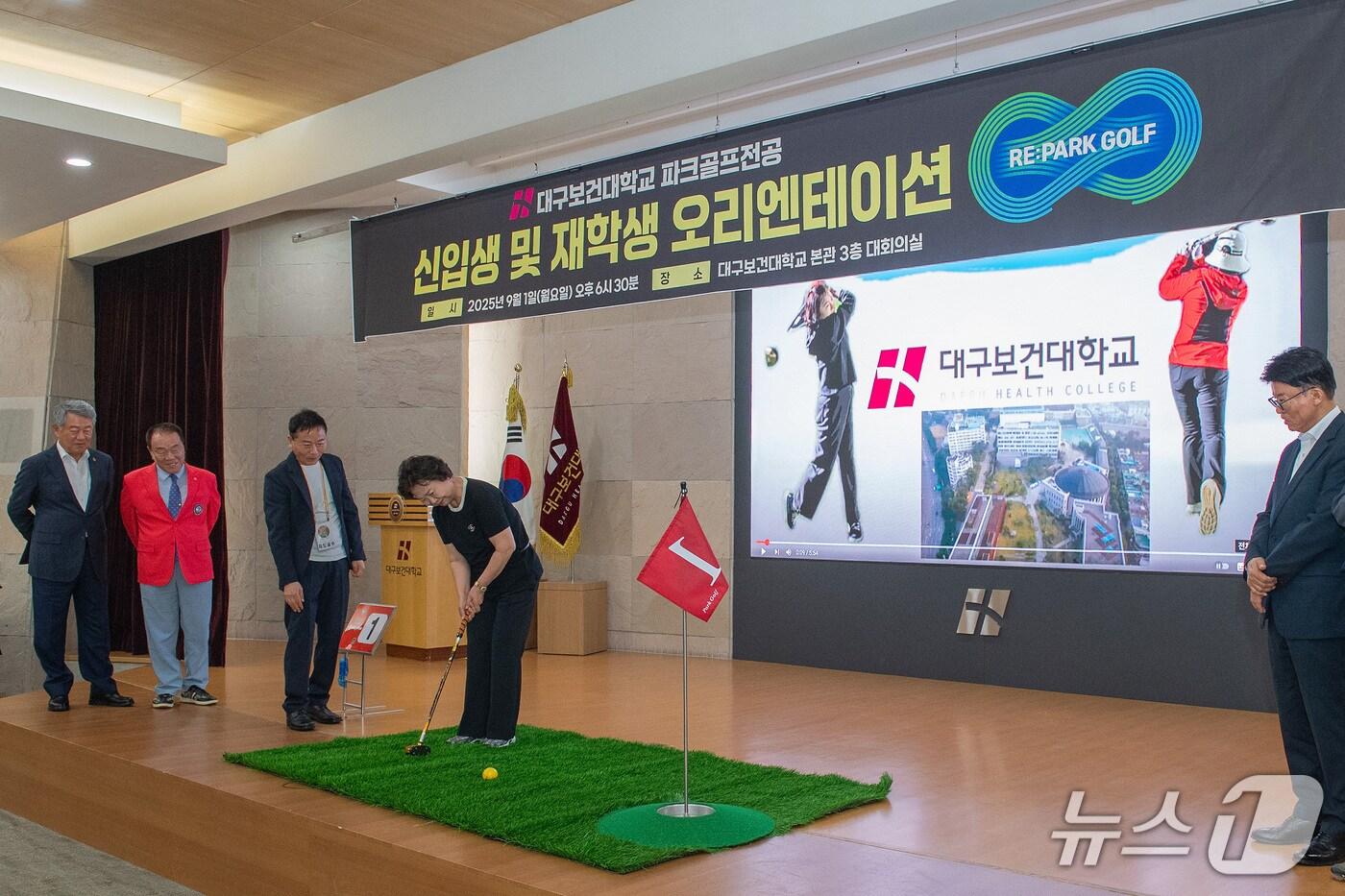 남성희 대구보건대 총장이 2일 스포츠재활학과 파크골프 전공 개강식에서 소통과 화합을 기원하며 퍼팅을 시연하고 있다. (대구보건대 제공. 재판매 및 DB금지)