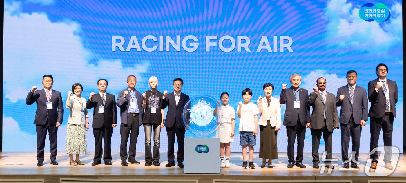 2일 경기융합타운에서 열린 &#39;2025 청정대기 국제포럼&#39;에서 김동연 경기도지사가 내빈들과 함께 기념촬영을 하고 있다.&#40;경기도 제공. 재판매 및 DB금지&#41;