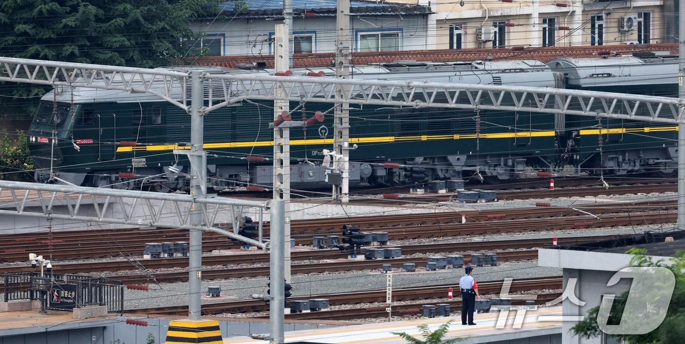 6년 만에 중국 방문에 나선 김정은 북한 노동당 총비서(국무위원장)가 탑승한 것으로 추정되는 특별열차가 2일 오후 중국 베이징역으로 도착하고 있다. 김정은 총비서는 중국 도착 이튿날인 3일 중국 '전승절'(항일전쟁 및 반파시스트 전쟁 승리) 80주년 행사에 참석해 시진핑 중국 국가주석, 블라디미르 푸틴 러시아 대통령과 함께 톈안먼(천안문) 망루에 오른다. 2025.9.2/뉴스1 ⓒ News1 박정호 기자