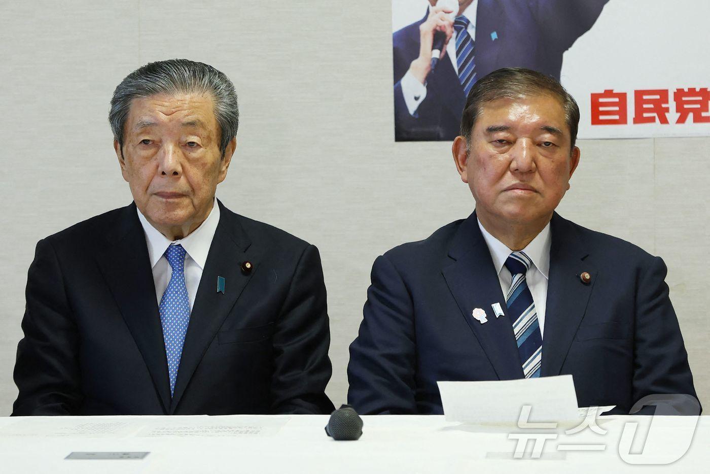 9월 2일 이시바 시게루 일본 총리(오른쪽)와 자민당의 2인자인 모리야마 히로시 간사장이 도쿄 자민당 본부에서 열린 회의에 참석하고 있다. 2025.09.02 ⓒ AFP=뉴스1 ⓒ News1 김지완 기자