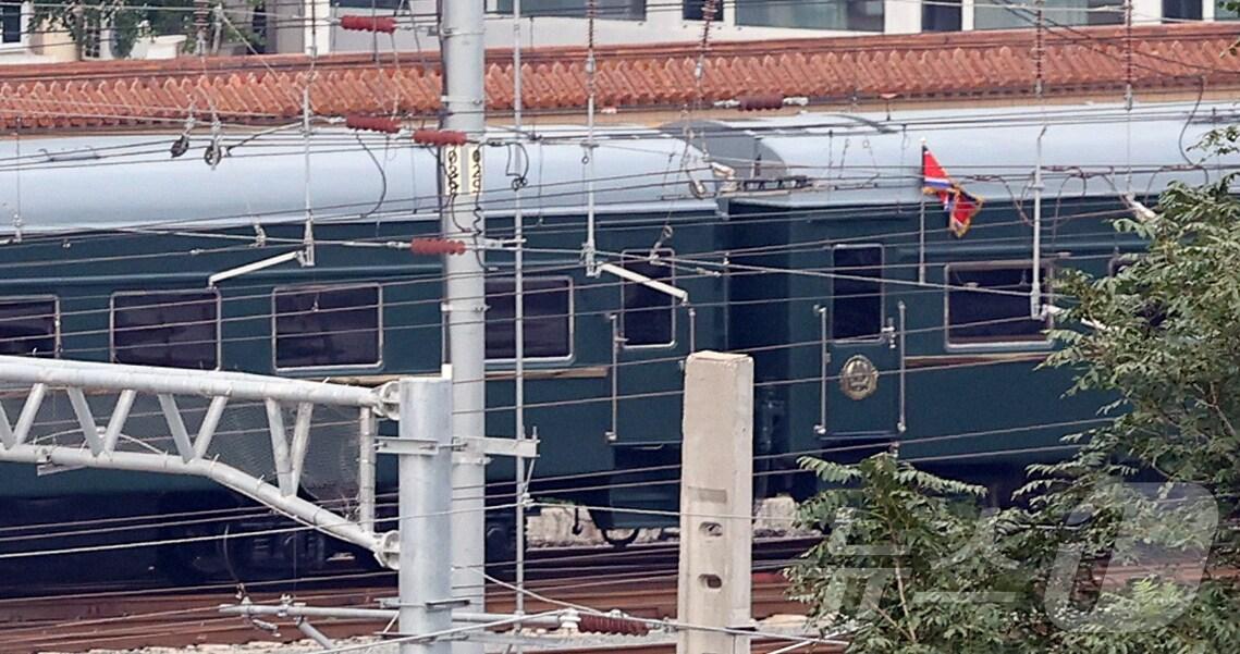 본문 이미지 - 6년 만에 중국 방문에 나선 김정은 북한 노동당 총비서&#40;국무위원장&#41;가 탑승한 것으로 추정되는 특별열차가 2일 오후 중국 베이징역으로 도착하고 있다. 김정은 총비서는 중국 도착 이튿날인 3일 중국 &#39;전승절&#39;&#40;항일전쟁 및 반파시스트 전쟁 승리&#41; 80주년 행사에 참석해 시진핑 중국 국가주석, 블라디미르 푸틴 러시아 대통령과 함께 톈안먼&#40;천안문&#41; 망루에 오른다. 2025.9.2/뉴스1 ⓒ News1 박정호 기자