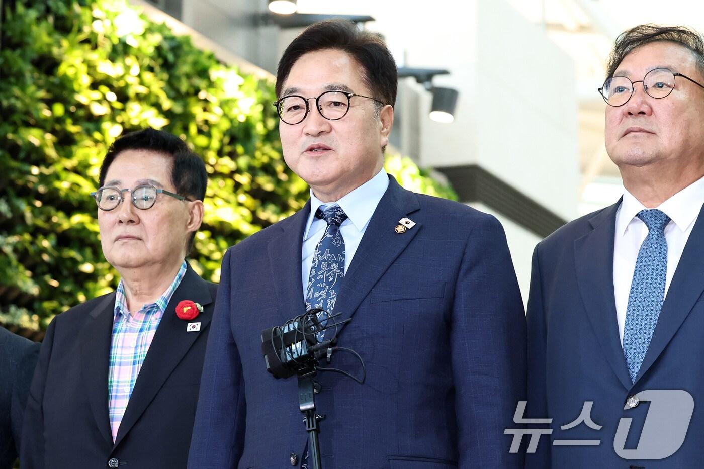 우원식 국회의장이 지난 2일 오후 인천국제공항을 통해 중국 '전승절'(항일전쟁 및 반파시스트 전쟁 승전) 80주년 행사 참석차 방중 의원단과 함께 출국하며 취재진 질문에 답하고 있다. 2025.9.2/뉴스1 ⓒ News1 민경석 기자