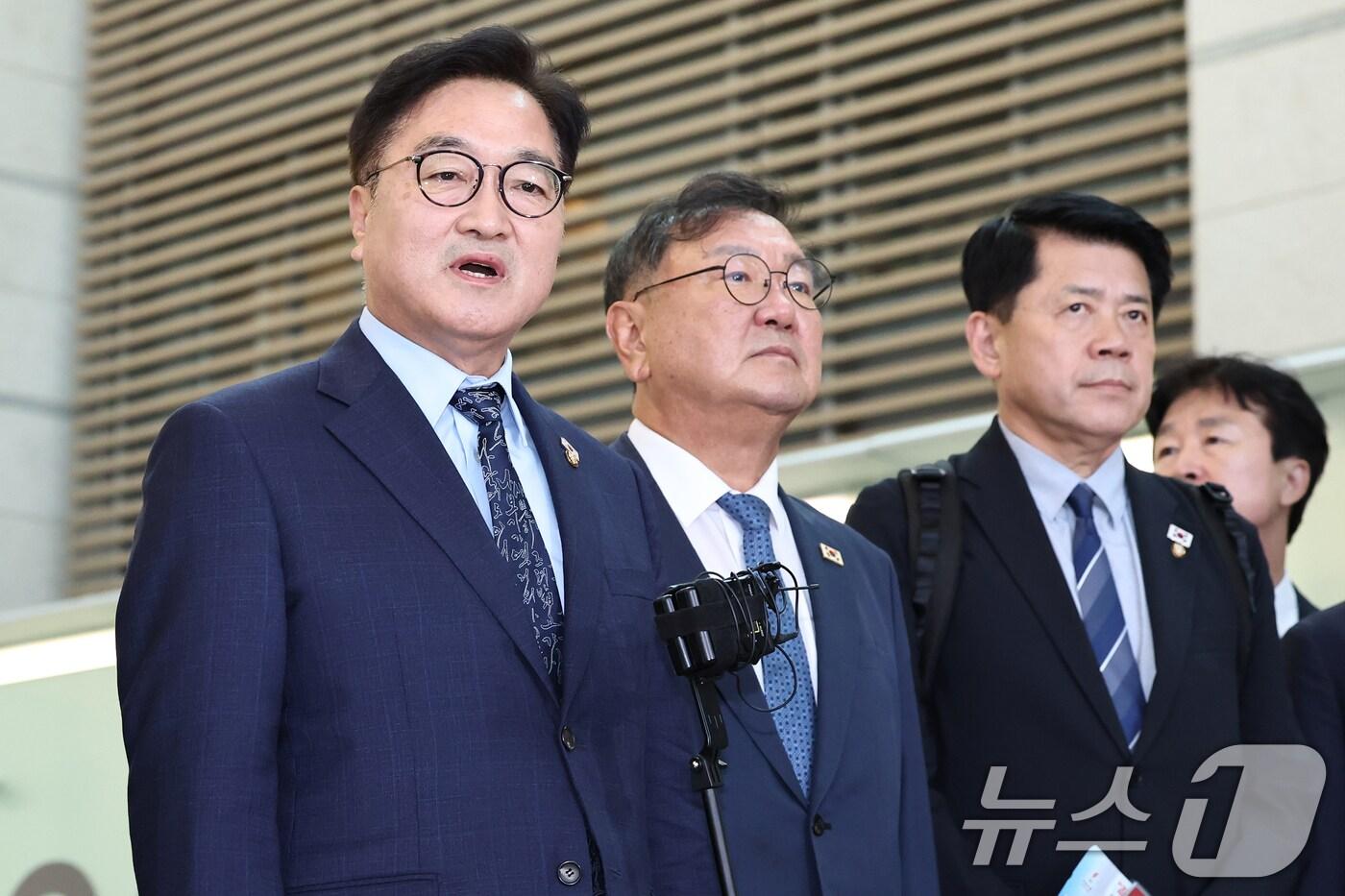 우원식 국회의장이 2일 오후 인천국제공항을 통해 중국 &#39;전승절&#39;&#40;항일전쟁 및 반파시스트 전쟁 승전&#41; 80주년 행사 참석차 방중 의원단과 함께 출국하며 취재진 질문에 답하고 있다. 2025.9.2/뉴스1 ⓒ News1 민경석 기자