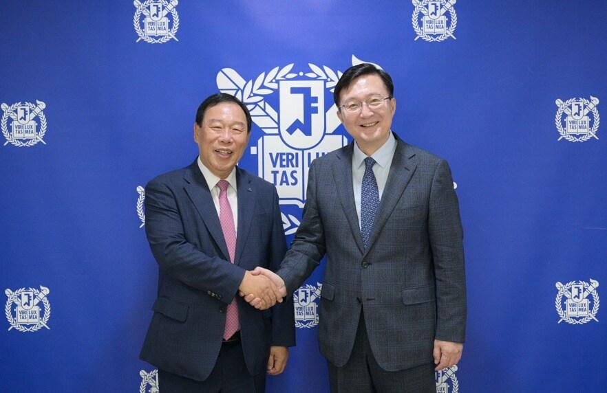 본문 이미지 - 업무협약 뒤 악수하는 최민호 세종시장(왼쪽)과 유홍림 서울대 총장. (세종시 제공. 재판매 및 DB금지)