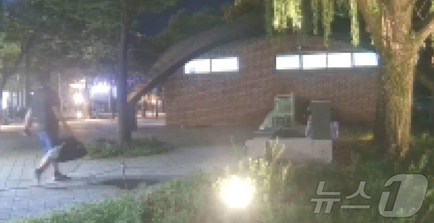 경북 영천의 사관학교에서 근무하는 육군 교관&#40;30대·대위&#41;이 2일 오전 검은색 가방에 K-2소총을 담고 대구 수성구 수성못 일대를 걸어가고 있다.&#40;독자 제공. 재판매 및 DB 금지&#41; 2025.9.2/뉴스1 ⓒ News1 이성덕 기자