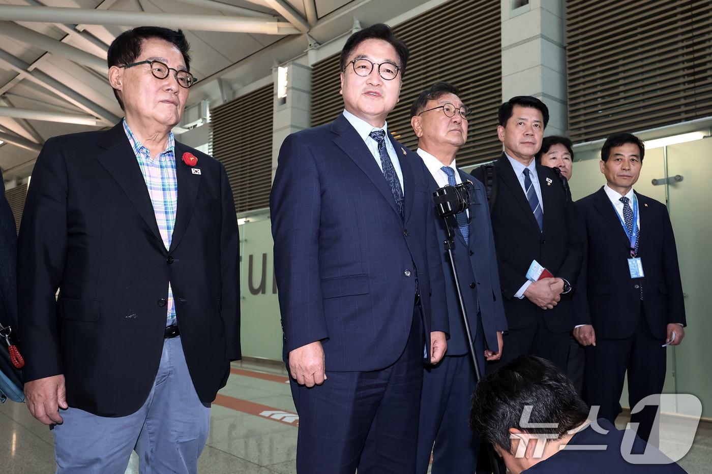 우원식 국회의장이 2일 오후 인천국제공항을 통해 중국 &#39;전승절&#39;&#40;항일전쟁 및 반파시스트 전쟁 승전&#41; 80주년 행사 참석차 방중 의원단과 함께 출국하며 취재진 질문에 답하고 있다. 2025.9.2/뉴스1 ⓒ News1 민경석 기자