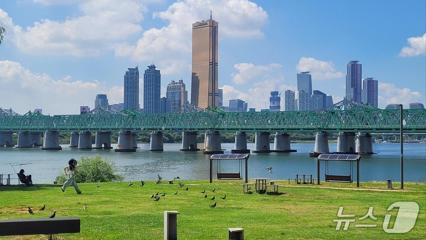 지난 2일 서울 용산구 노들섬에서 방문객들이 휴식을 취하고 있다.2025.09.02 ⓒ 뉴스1 이정환 기자