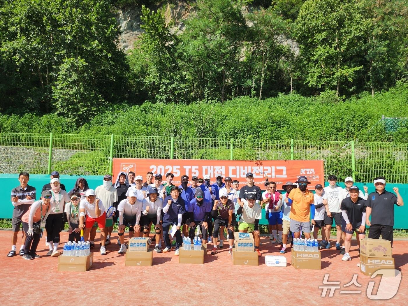 본문 이미지 - 대전시테니스협회 디비전리그 참가자들이 기념촬영하고 있다.(대전시체육회 제공. 재판매 및 DB금지)/뉴스1