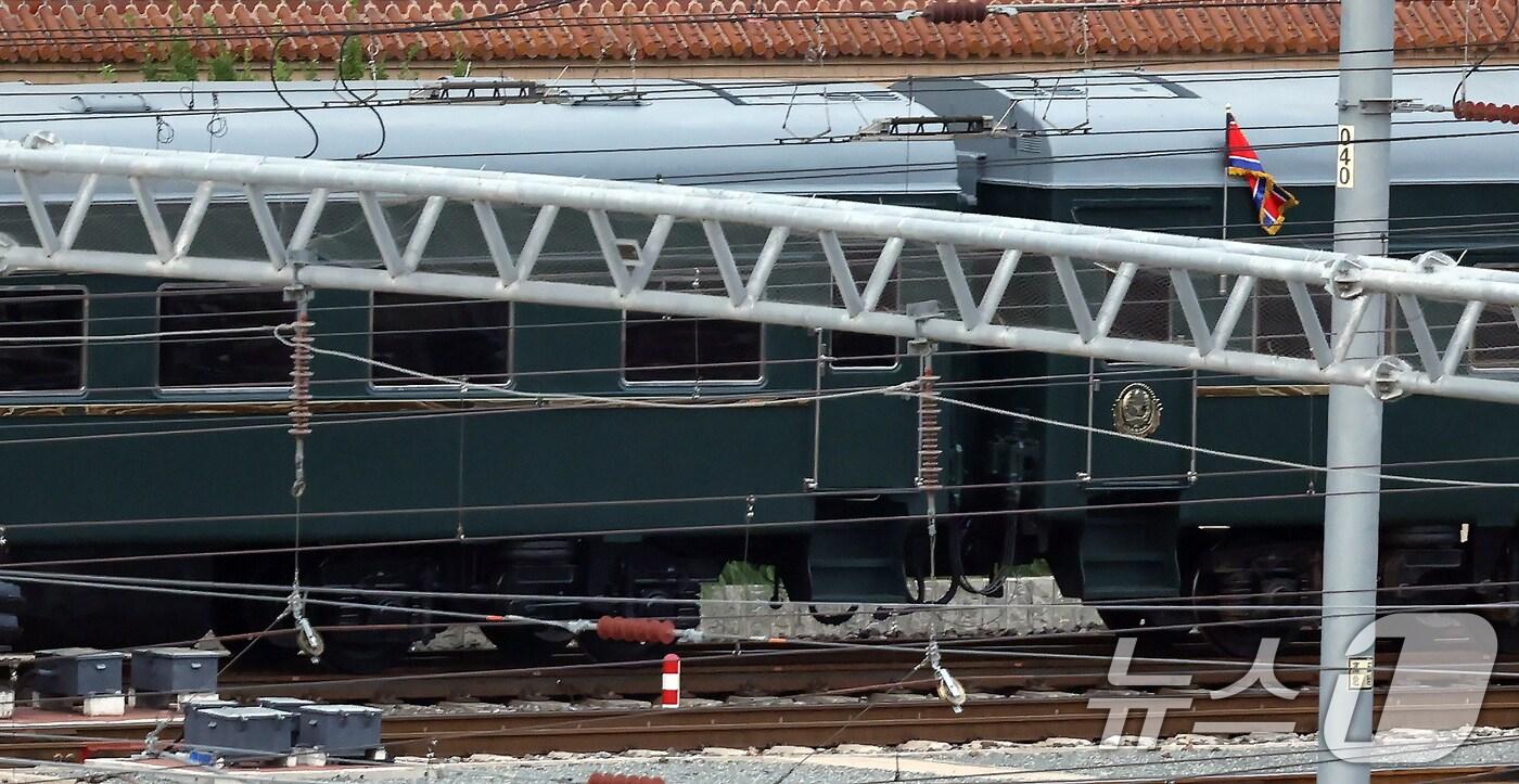 6년 만에 중국 방문에 나선 김정은 북한 노동당 총비서(국무위원장)가 탑승한 특별열차가 2일 오후 중국 베이징역으로 도착하고 있다. 김정은 총비서는 중국 도착 이튿날인 3일 중국 '전승절'(항일전쟁 및 반파시스트 전쟁 승리) 80주년 행사에 참석해 시진핑 중국 국가주석, 블라디미르 푸틴 러시아 대통령과 함께 톈안먼(천안문) 망루에 오른다. 2025.9.2/뉴스1 ⓒ News1 박정호 기자