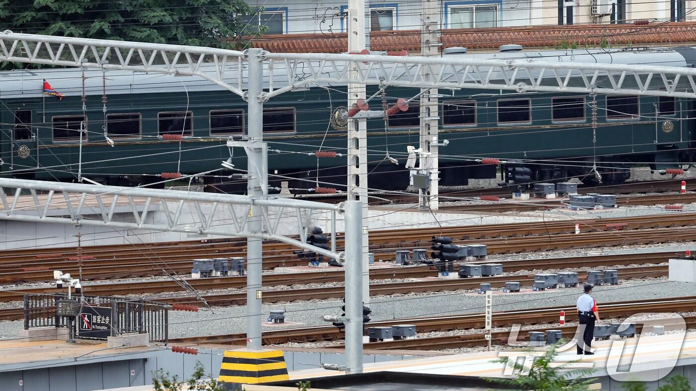 6년 만에 중국 방문에 나선 김정은 북한 노동당 총비서(국무위원장)가 탑승한 특별열차가 2일 오후 중국 베이징역으로 도착하고 있다. 김정은 총비서는 중국 도착 이튿날인 3일 중국 '전승절'(항일전쟁 및 반파시스트 전쟁 승리) 80주년 행사에 참석해 시진핑 중국 국가주석, 블라디미르 푸틴 러시아 대통령과 함께 톈안먼(천안문) 망루에 오른다. 2025.9.2/뉴스1 ⓒ News1 박정호 기자