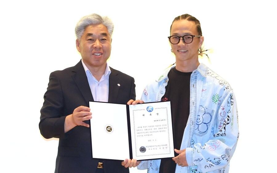 본문 이미지 -  천범산 세종교육감 권한대행(왼쪽)과 팝핀현준. (세종교육청 제공. 재판매 및 DB금지)