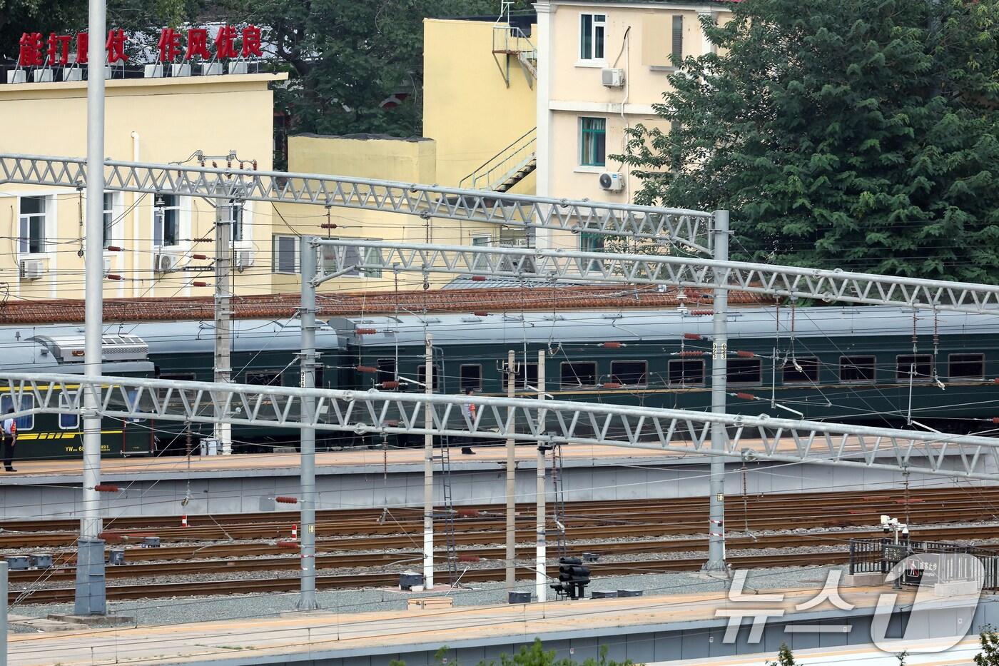 6년 만에 중국 방문에 나선 김정은 북한 노동당 총비서&#40;국무위원장&#41;가 탑승한 특별열차가 2일 오후 중국 베이징역으로 도착하고 있다. 김정은 총비서는 중국 도착 이튿날인 3일 중국 &#39;전승절&#39;&#40;항일전쟁 및 반파시스트 전쟁 승리&#41; 80주년 행사에 참석해 시진핑 중국 국가주석, 블라디미르 푸틴 러시아 대통령과 함께 톈안먼&#40;천안문&#41; 망루에 오른다. 2025.9.2/뉴스1 ⓒ News1 박정호 기자