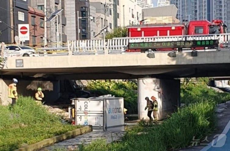 본문 이미지 - 2일 오전 서울 성북구 보문2교 인근에서 택시와 충돌한 택배 배송 트럭이 다리 아래로 추락하는 사고가 발생했다. (독자 제공. 재판매 및 DB 금지) 2025.9.2/뉴스1
