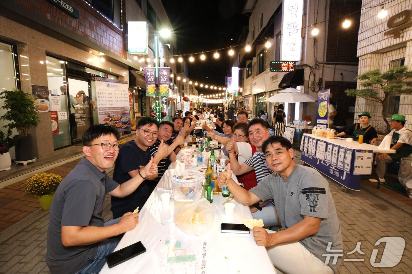 전북 무주군이 반디극장길에서 열린 '야밤도주' 행사.(무주군 제공. 재판매 및 DB금지)