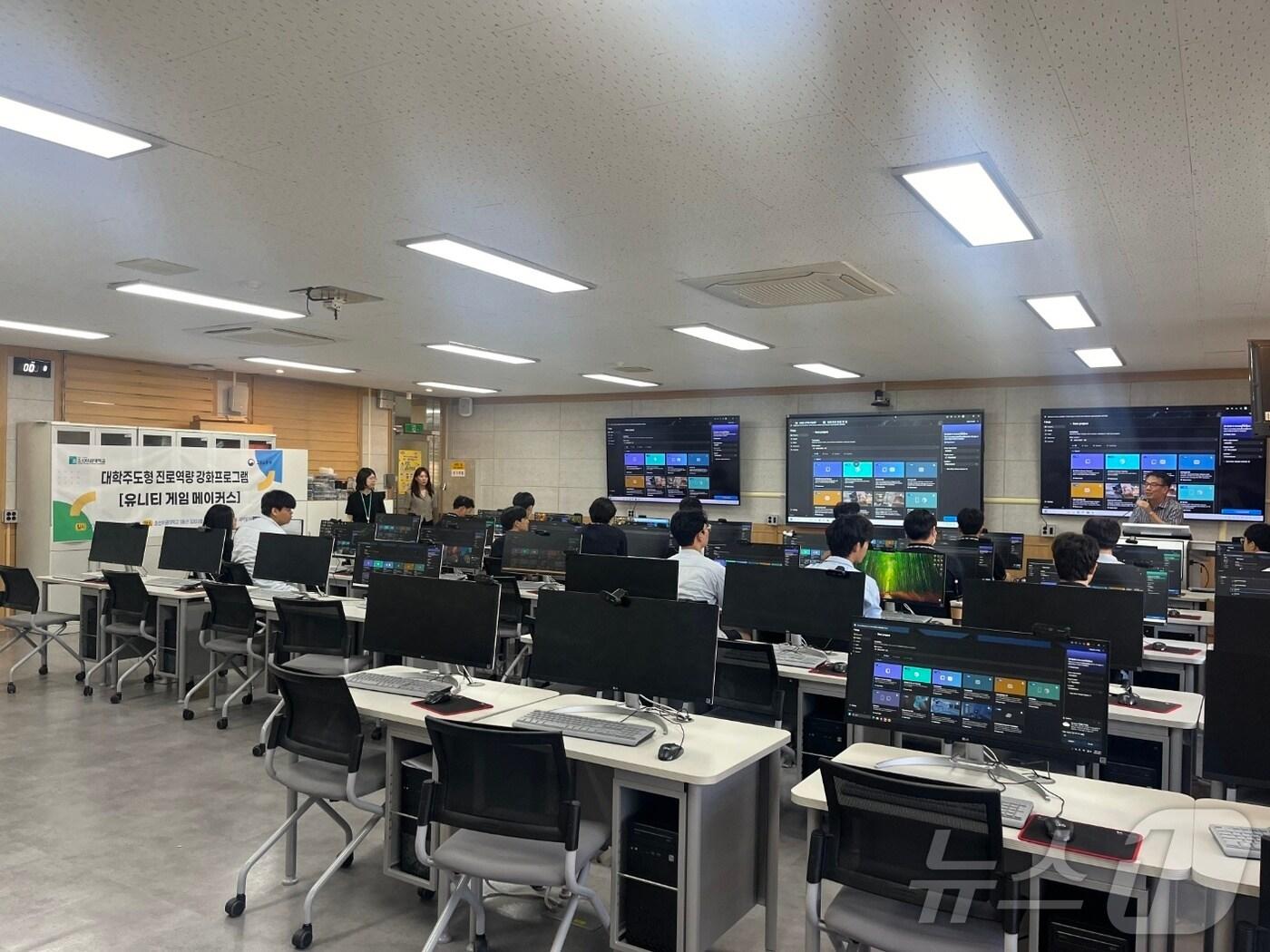 본문 이미지 - 조선이공대 대학일자리플러스센터가 1일 광주공업고 전자과 학생들을 대상으로 진로역량 빌드업 특강을 진행하고 있다.&#40;조선이공대 제공. 재배포 및 DB 금지&#41;